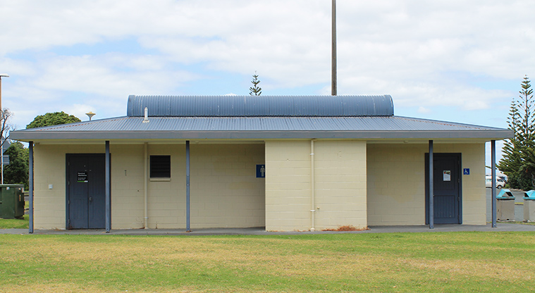 Gulf Harbour Marina Hammerhead Reserve - Toilet and shower block. Photo credit: M Loubser.