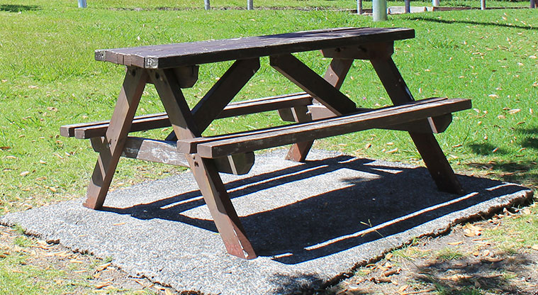 Hardley Reserve - Picnic table. Photo credit: M Loubser.