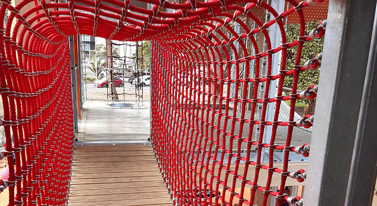 Manu-kau Noa Iho / Hayman Park - Net bridge / tunnel at one of the levels of the tower.