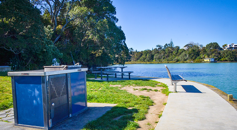 Hilders Park - A section of the walkway with a barbecue at the side of the path. Photo credit: Aleksandar Ćirilović.