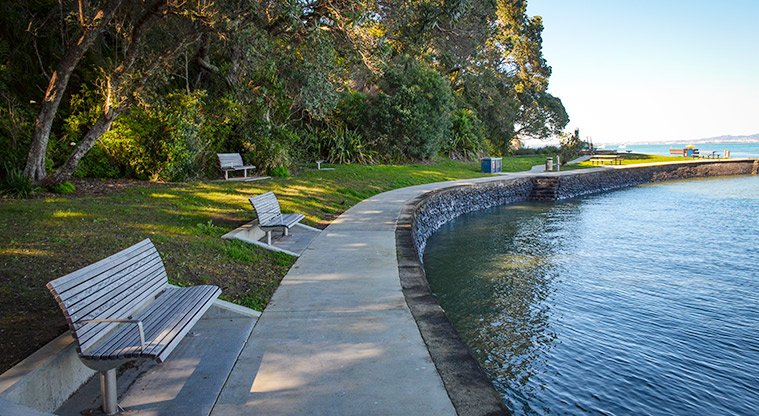 Hilders Park - A section of the walkway with seats at the side of the path. Photo credit: Aleksandar Ćirilović.