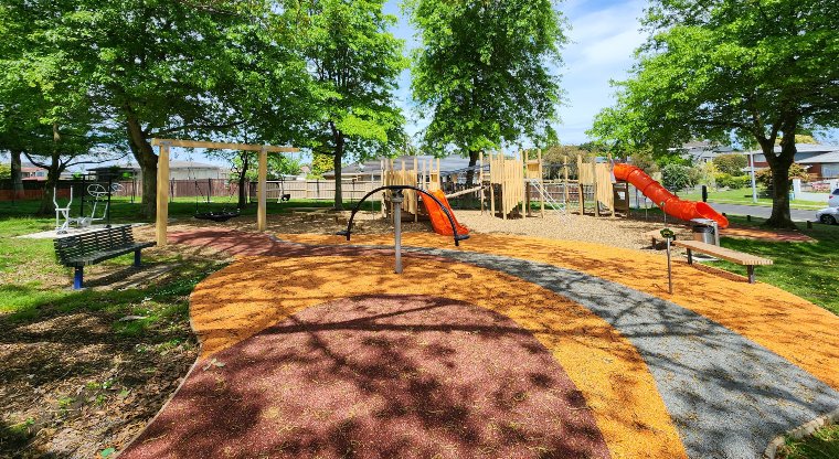 Pā o Tahi / Hillside South Park - Entire playground with seating.