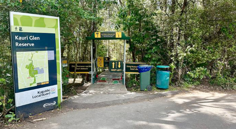 Kauri Glen Reserve - Sign at the Tui Glen Road entrance to the reserve and path.