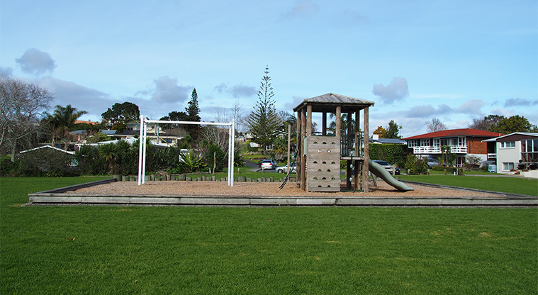Kelvin Strand - Open green space with the playground in the background. Photo credit: Tracey Hodder.