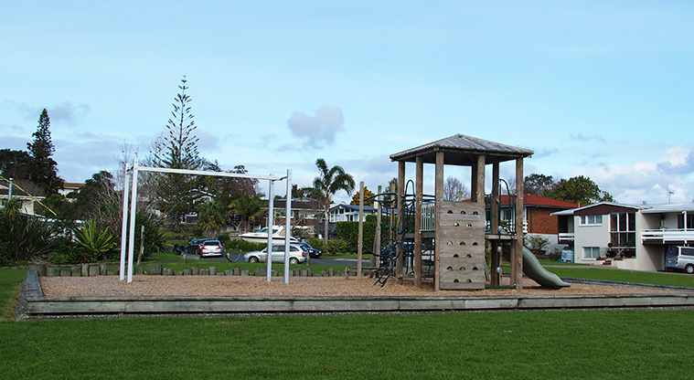Kelvin Strand - Playground with climbing equipment, slide and swings. Photo credit: Tracey Hodder.
