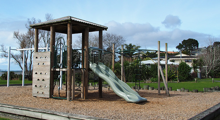 Kelvin Strand - Playground with climbing equipment, slide and swings. Photo credit: Tracey Hodder.