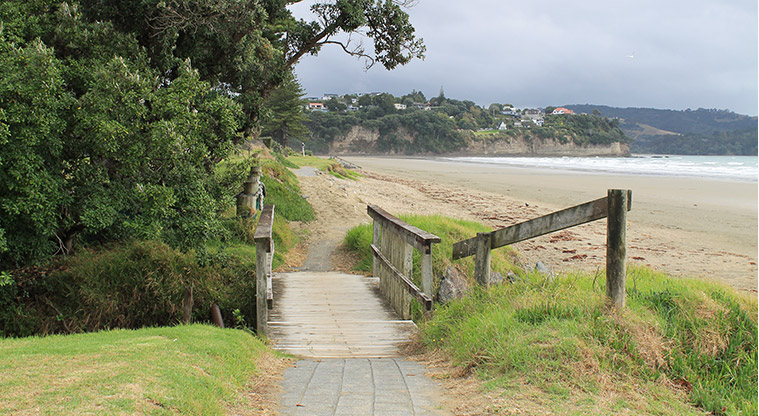 Kinlock Reserve - Small wooden bridge and path to access the beach. Photo credit: M Loubser.