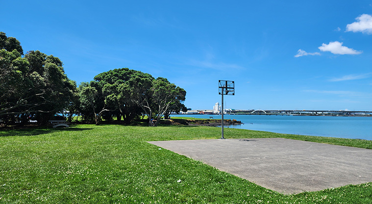 Kiwi Esplanade - Basketball half-court.