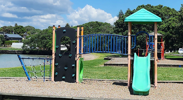 Kiwi Esplanade - Play structure with climbing equipment, bridge, tunnel and slides.