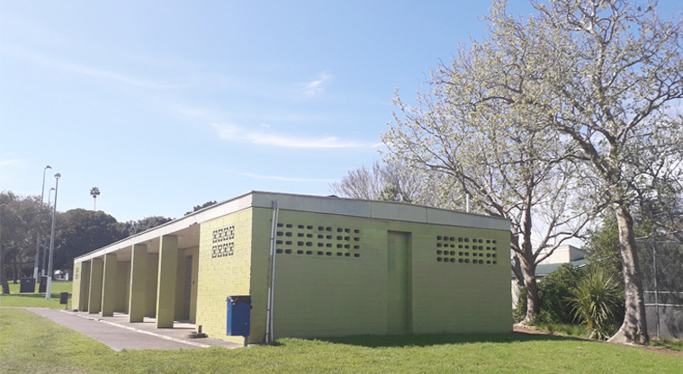Ngā Hau Māngere / Māngere Centre Park - Toilets and changing rooms.