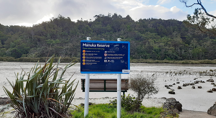 Manuka Reserve - Sign with rules at the edge of the car park. Photo credit: S Hulse.