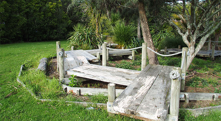 Mānutewhau / Manutewhau Walk - Stepping boards around some trees near the Oreil Avenue entrance. Photo credit: Tracey Hodder.