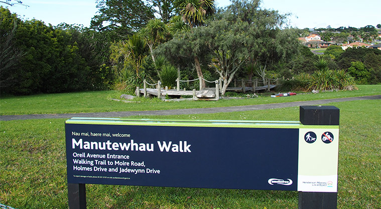 Mānutewhau / Manutewhau Walk - Sign at the Oreil Avenue entrance with stepping boards and trees in the background. Photo credit: Tracey Hodder.