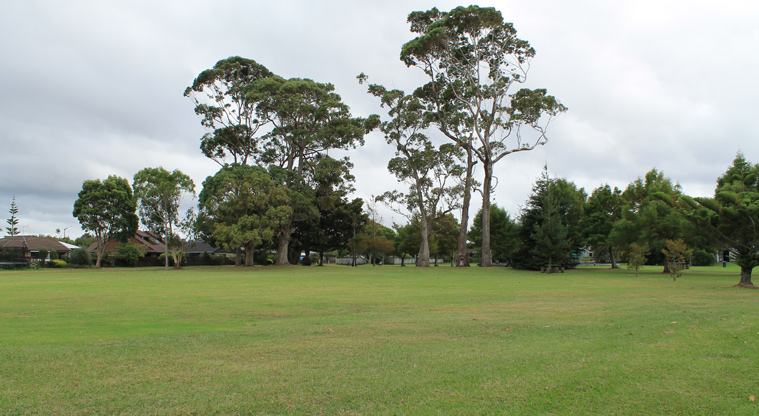 Maygrove Park – Wide grassy field. Photo credit: M Loubser.