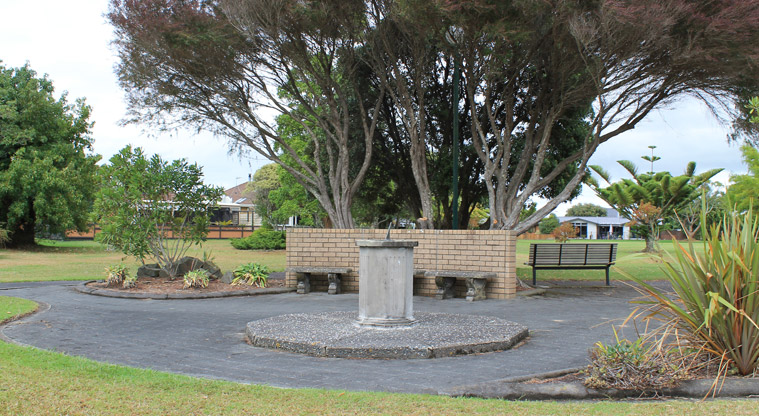 Maygrove Park – Sundial by sheltered benches. Photo credit: M Loubser.
