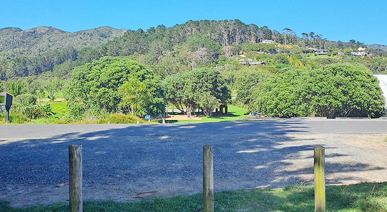 Medlands Playground Reserve - Gravel parking area.