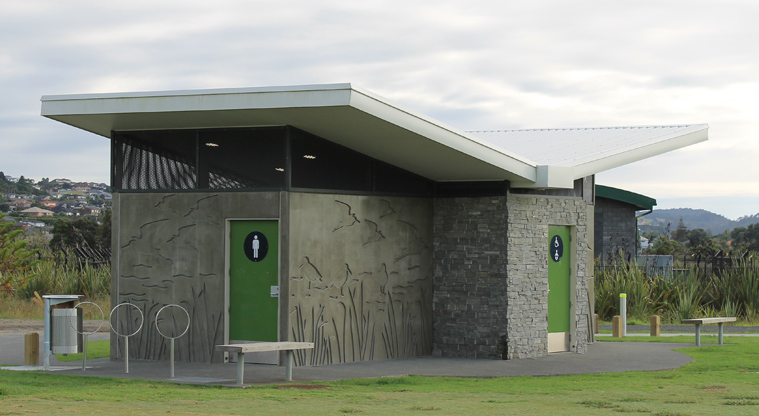 Metro Park East - Toilets alongside bike racks and benches. Photo credit: M Loubser.