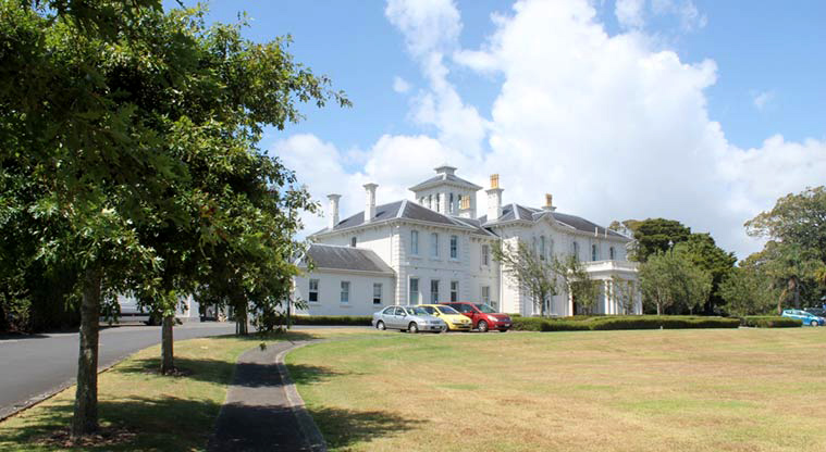 Monte Cecilia Park - The tree-lined driveway leading to the Pah Homestead.