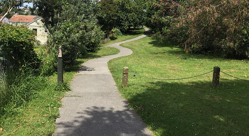 Murry Halberg Park – Path from the Richardson Road entrance winding through the trees.