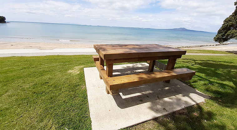 Murrays Bay Beach Reserve - Picnic table with a view of Rangitoto Island.
