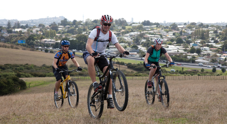 Mutukāroa / Hamlins Hill Regional Park - Mountain biking by the southern motorway.
