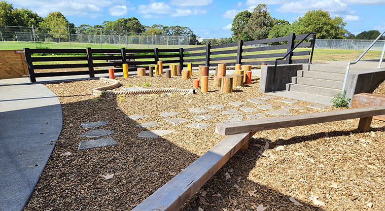 Ngāti Ōtara Park - Balance beams, large rope and posts of varying sizes.