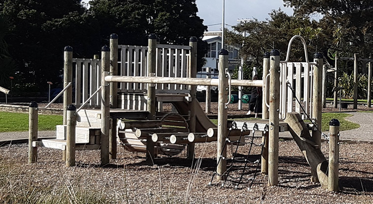 Onehunga Bay Reserve - Climbing equipment and rope net.