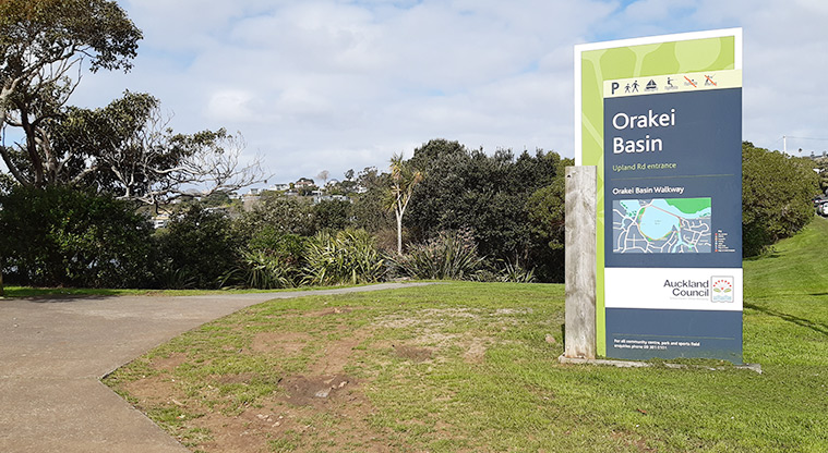Ōrākei Basin Reserve - Sign at one of the entrances to the reserve at the intersection of Upland Road and Tonks Street.