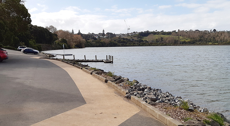 Ōrākei Basin Reserve - Parking area and small vessel jetty.