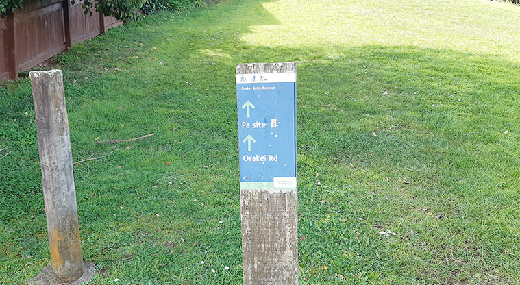 Ōrākei Basin Reserve - Small sign post at one of the entry points to the basin.