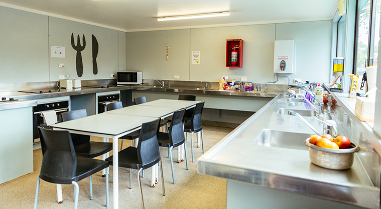 Ōrewa Beach Holiday Park – Kitchen and dining area.
