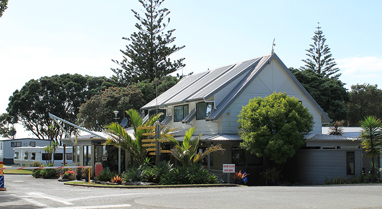 Ōrewa Beach Holiday Park – Reception building at the entrance to the park.