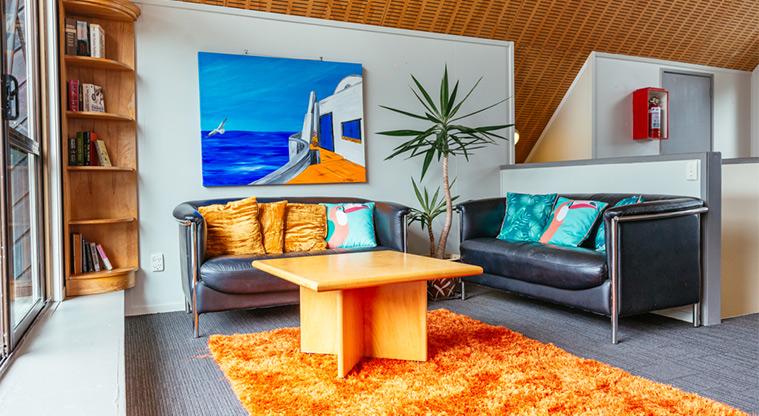 Ōrewa Beach Holiday Park – The lounge area in The Bach.