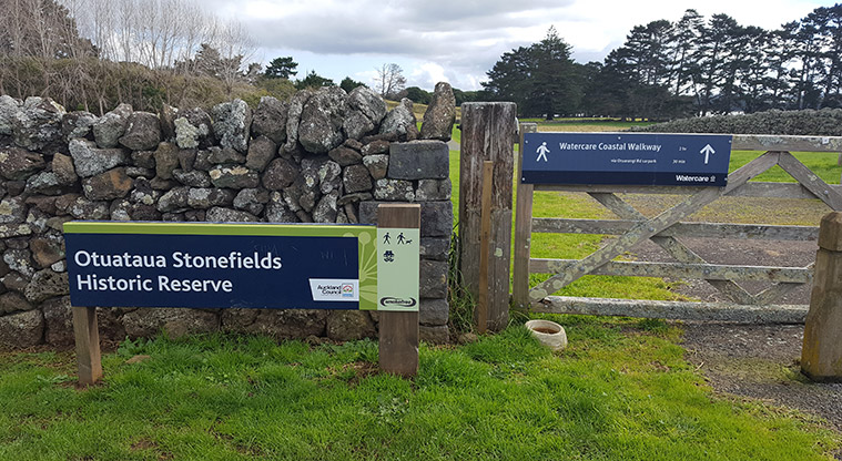 Ōtuataua Stonefields Reserve - Signage at the gate leading to the Watercare Coastal Walkway. Photo credit: Rebecca Hellowell.