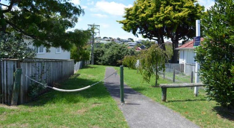 Plymouth Reserve - Entrance and path to the reserve from between 15 and 17 Plymouth Crescent.