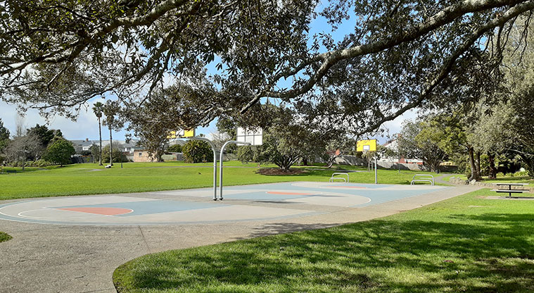 Potters Park - Basketball courts.