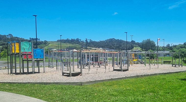 Rautawhiri Park - Playground with a wide range of climbing equipments, platforms, ladders and more.