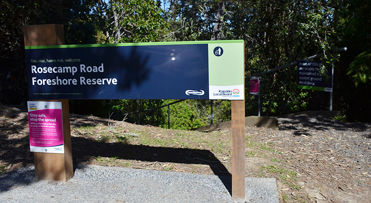 Rosecamp Foreshore Reserve - Sign at the entrance to the reserve, with steps into the bush in the background. Photo credit: Aleksandar Ćirilović.