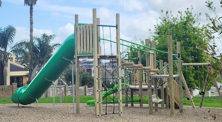 Santa Cruz Park - High play module with climbing nets, wobble bridge, platforms, slide and more.