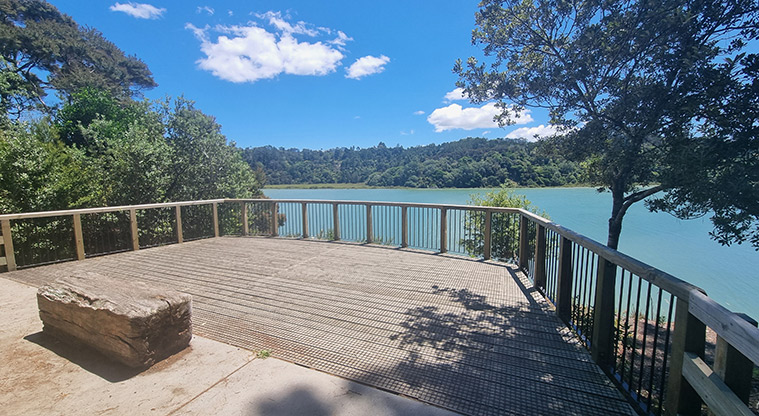 Shepherds Park – Large flat deck at the lookout point.