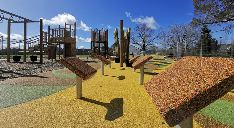 Shoesmith Domain Recreation Reserve - Stepping stones leading to a stretch of balancing poles. Photo credit: Kara Burn.