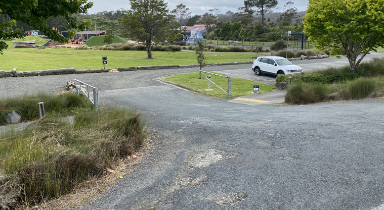 Te Rangi Hiroa –   Vehicle entry from Birdwood Road.