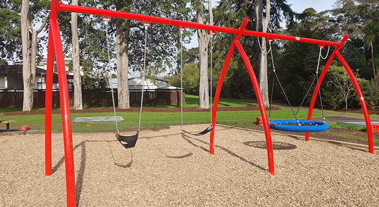 Urlich Esplanade Reserve - Set of three swings (including a basket swing).