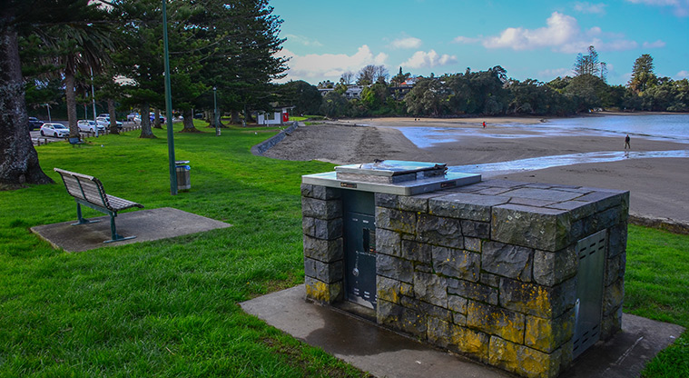 Waiake Beach Reserve - Barbecue and seat looking over the beach. Photo credit: Aleksandar Ćirilović.