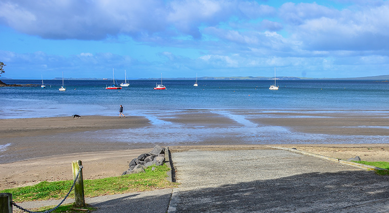 Waiake Beach Reserve - Boat ramp down to the beach. Photo credit: Aleksandar Ćirilović.