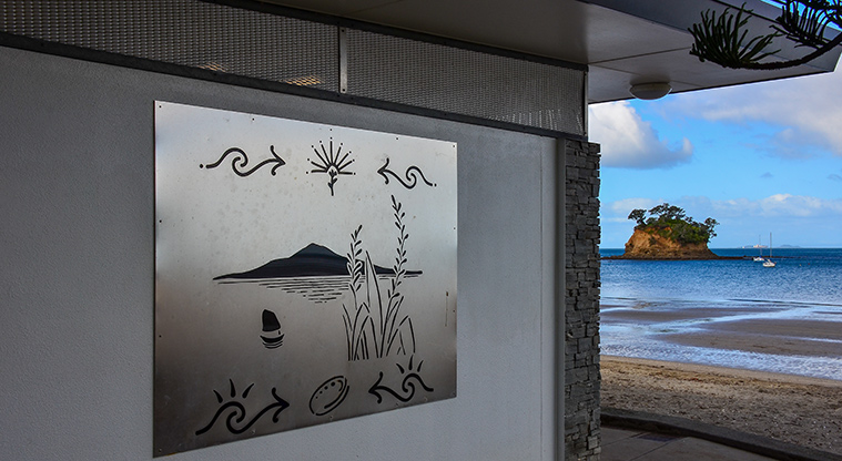 Waiake Beach Reserve - Mural on the side of the toilet block. Photo credit: Aleksandar Ćirilović.