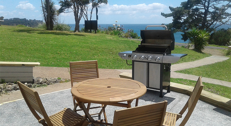 Waiheke Backpackers Hostel - Barbecue area.
