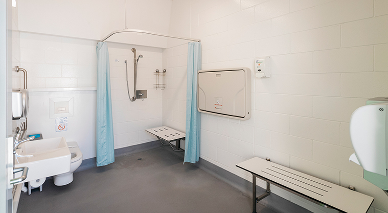 Whangateau Holiday Park - Family and accessible bathroom.