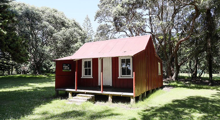Āwhitu Brook Homestead Path - Three bedroom historic cottage.