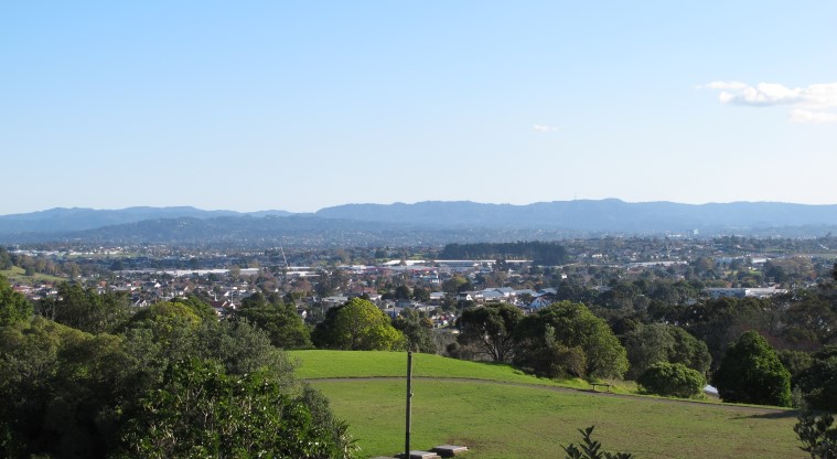 Te Tātua a Riukiuta / Big King Path - View west towards the Waitākere Ranges. 